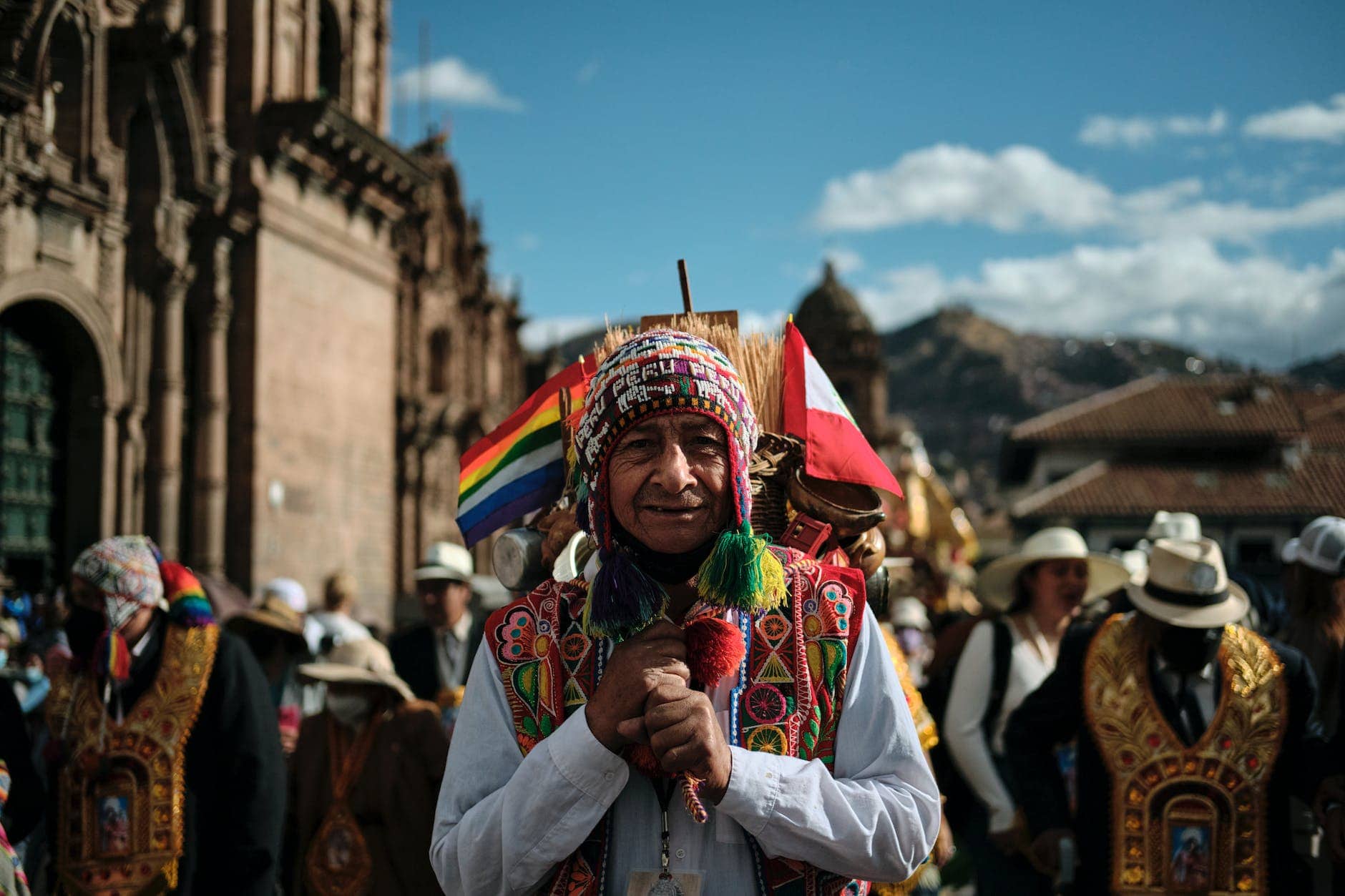 uomo in abiti tradizionali peruviani